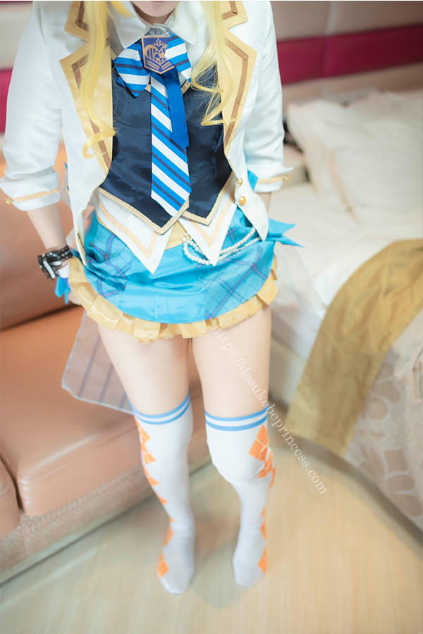 ラブライブ！絢瀬絵里のコスプレでパンティを脱ぐコスプレイヤー
