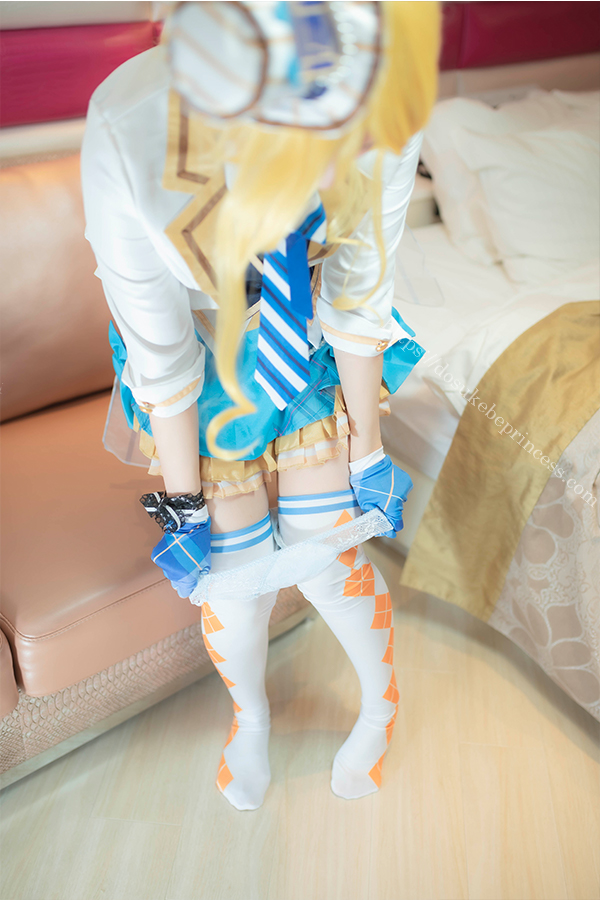 ラブライブ！絢瀬絵里のコスプレでパンティを脱ぐコスプレイヤー