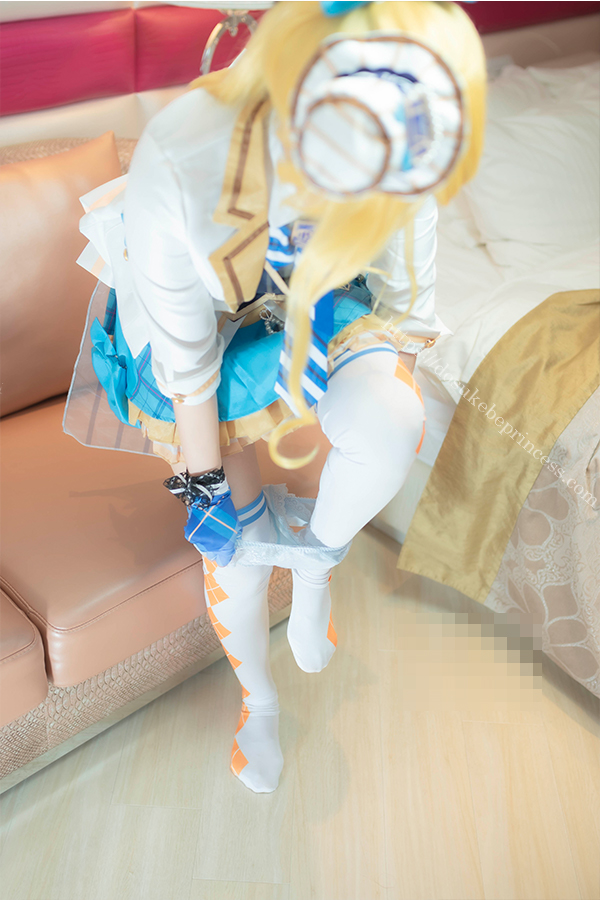 ラブライブ！絢瀬絵里のコスプレでパンティを脱ぐコスプレイヤー