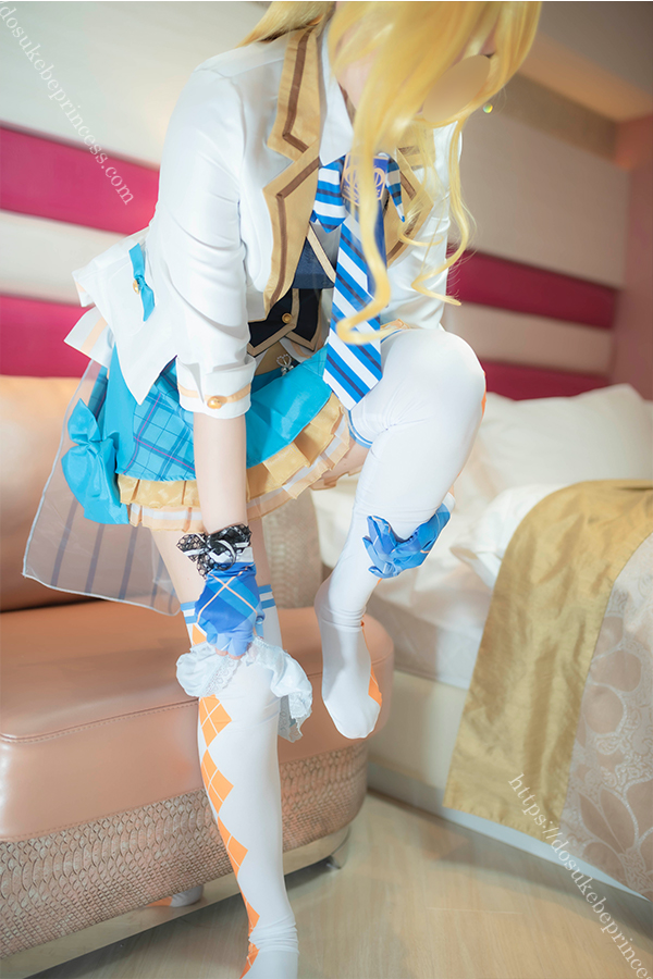 ラブライブ！絢瀬絵里のコスプレでパンティを脱ぐコスプレイヤー