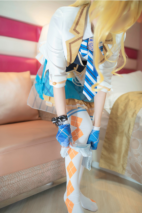 ラブライブ！絢瀬絵里のコスプレでパンティを脱ぐコスプレイヤー