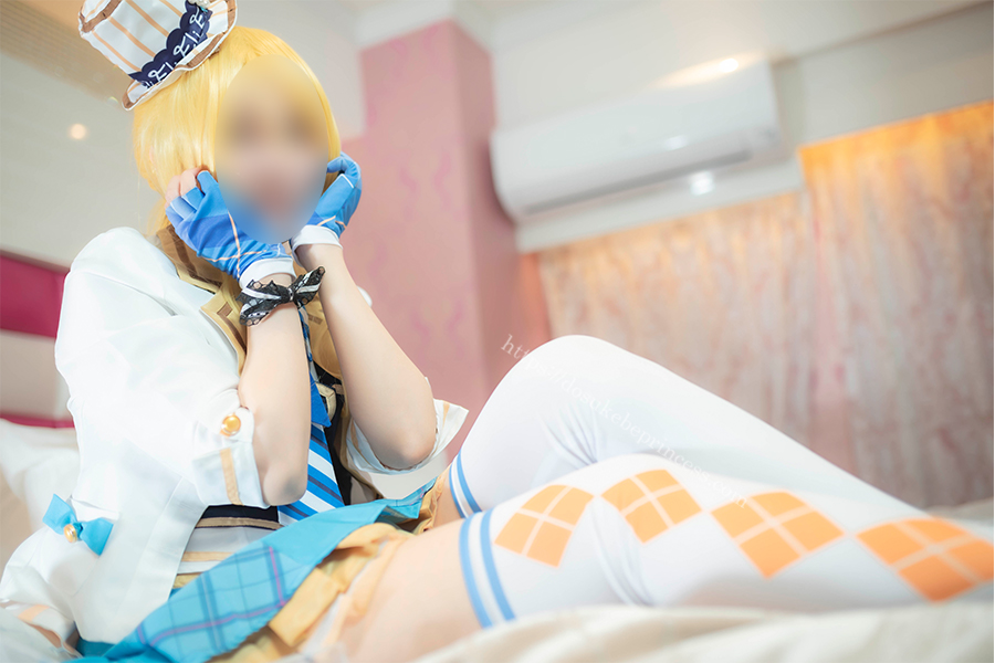 ラブライブ!アーケード絢瀬絵里のコスプレでポーズをとるコスプレイヤー