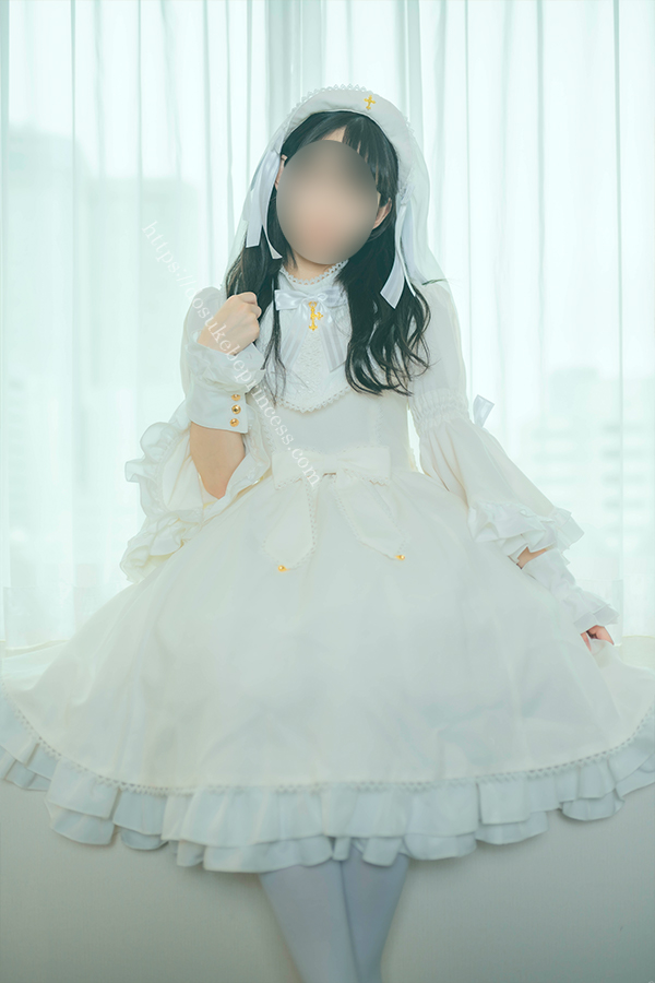白いロリータ服を着てポーズをとる少女