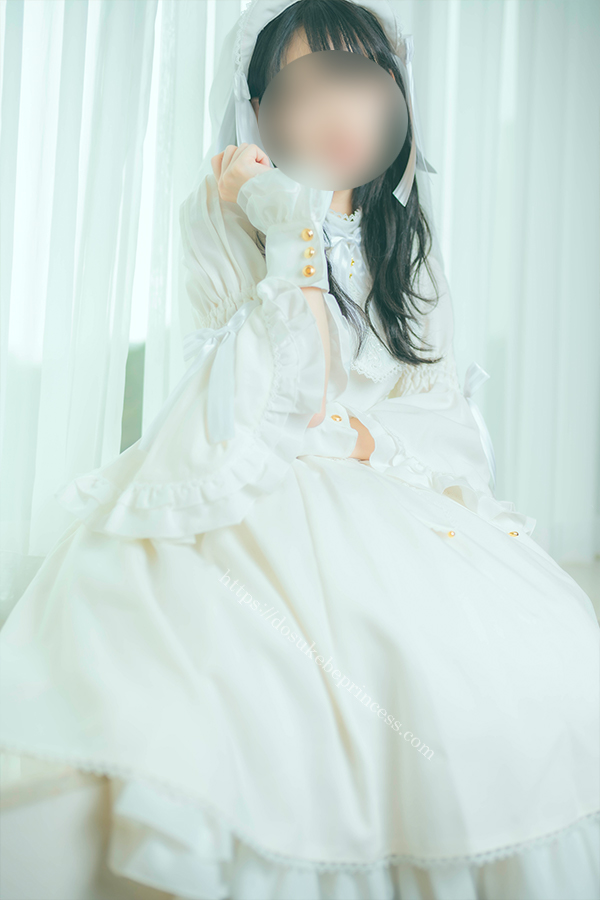 白いロリータ服を着てポーズをとる少女