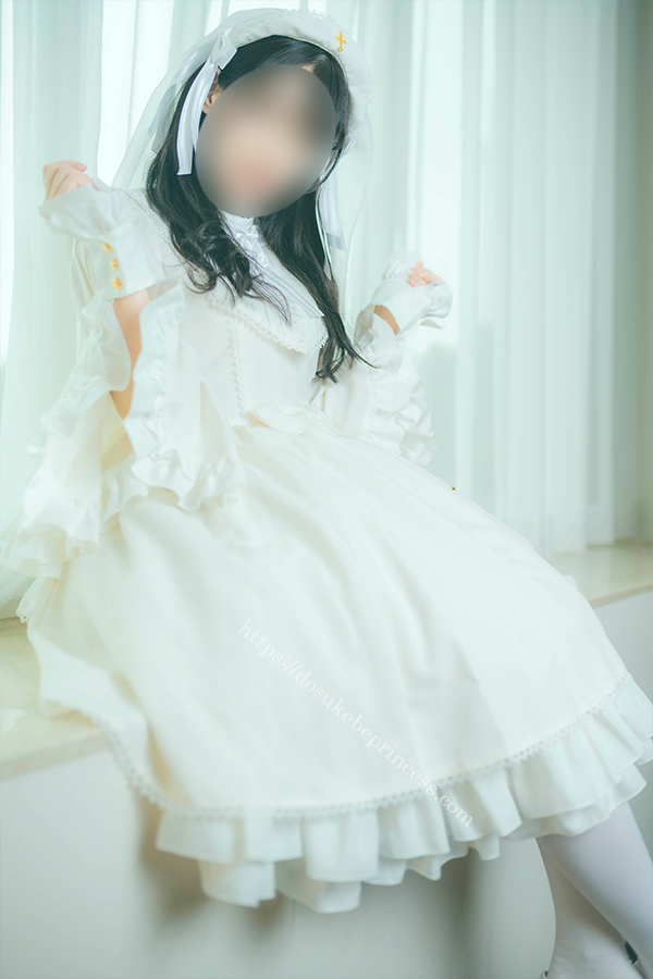 白いロリータ服を着てポーズをとる少女