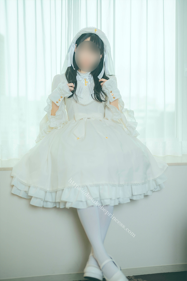 ホテルの一室で白いロリータ服を着た少女
