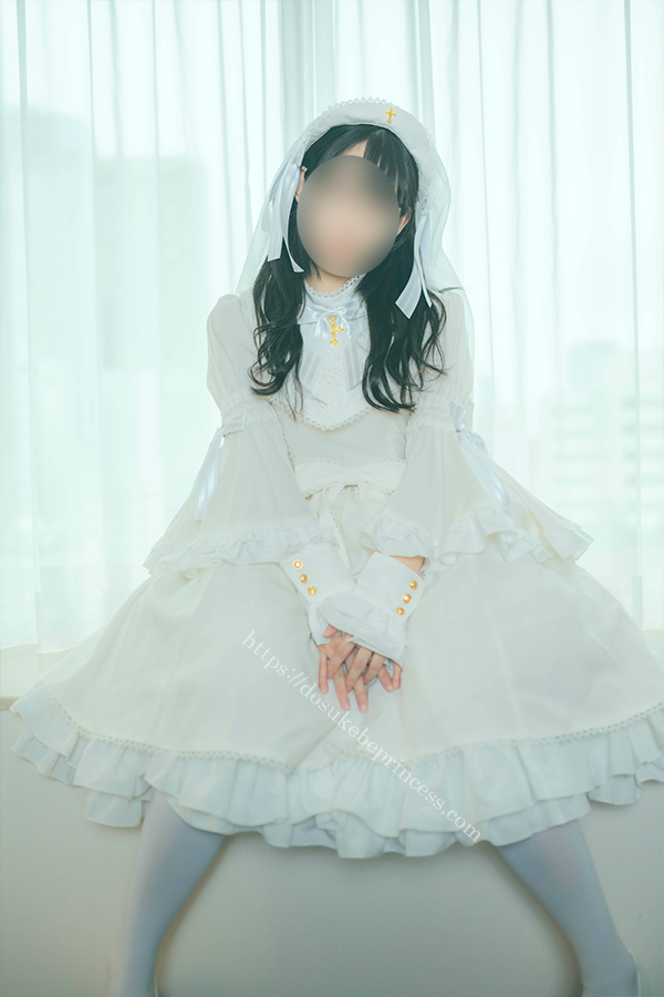ホテルの一室で白いロリータ服を着た少女