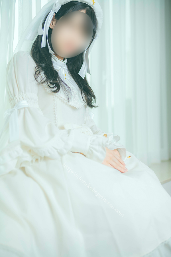 ホテルの一室で白いロリータ服を着た少女