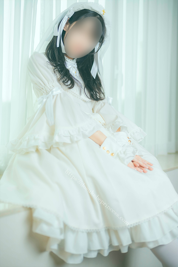 ホテルの一室で白いロリータ服を着た少女