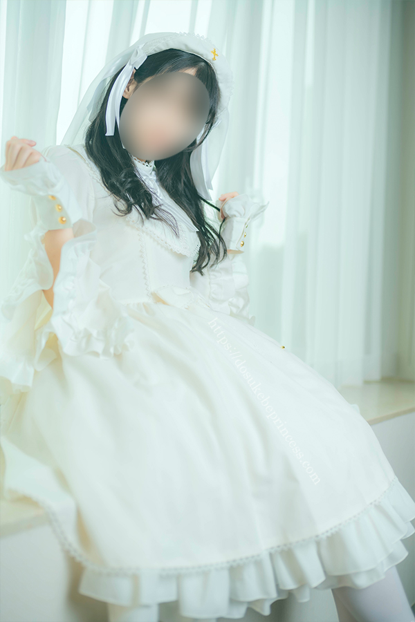ホテルの一室で白いロリータ服を着た少女