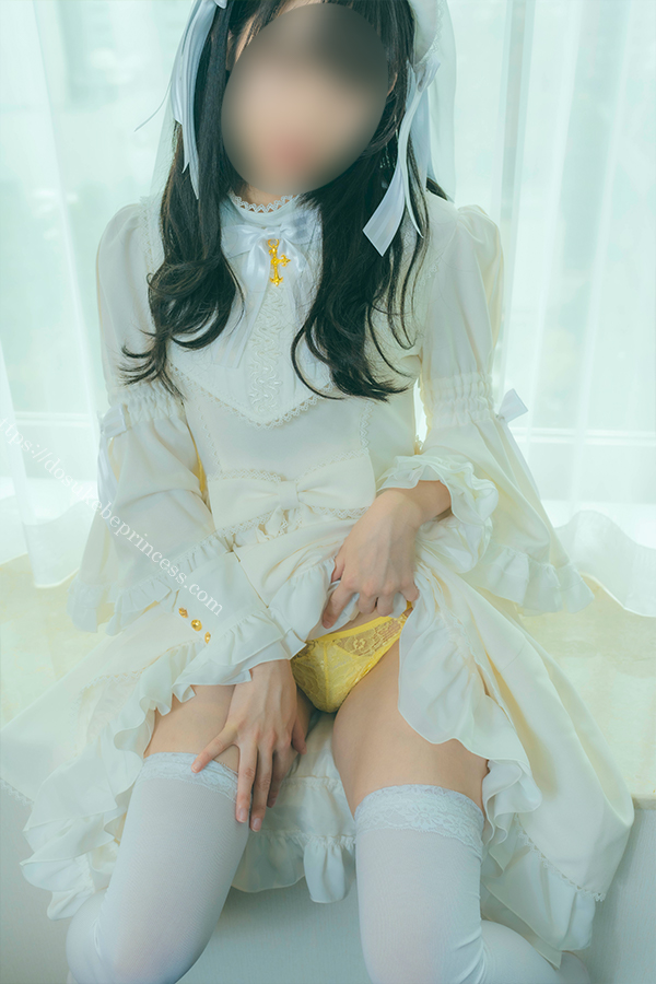 白いロリータ服のスカートをめくりパンティを見せる少女
