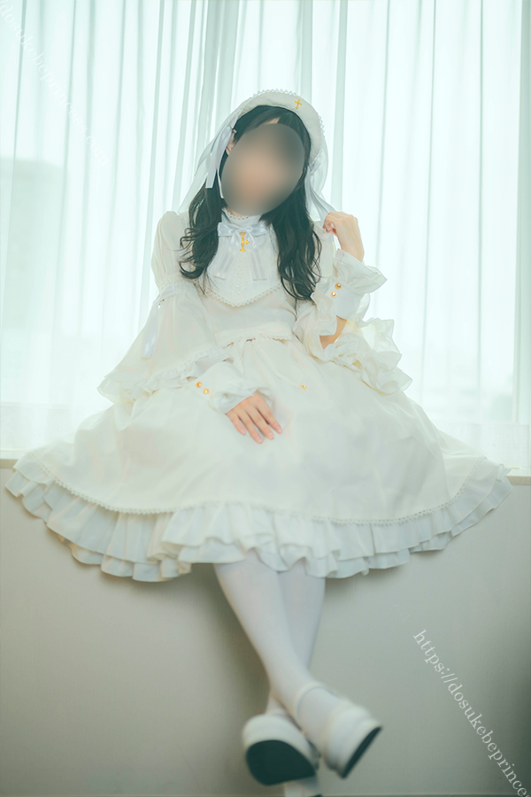 ホテルの一室で白いロリータ服を着た少女