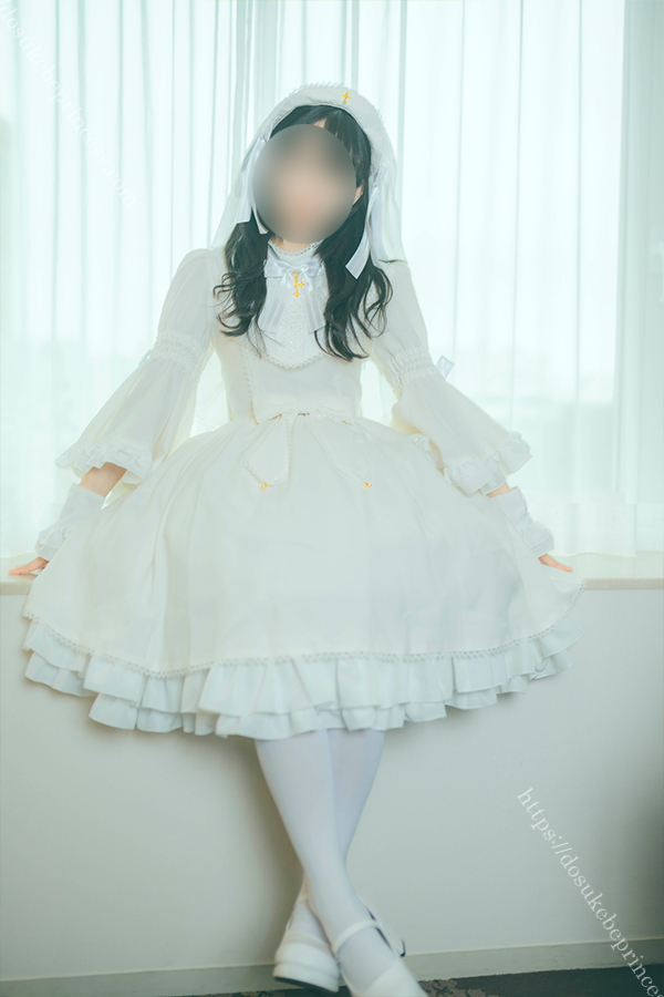 ホテルの一室で白いロリータ服を着た少女