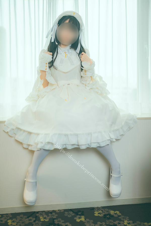 ホテルの一室で白いロリータ服を着た少女
