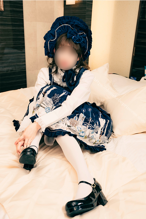 ロリータファッションを着用してポーズをとる女の子