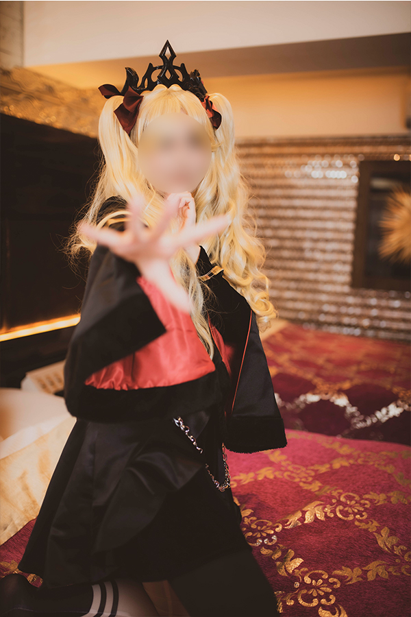 FGOエレシュキガルのコスプレでポーズをとるコスプレイヤー