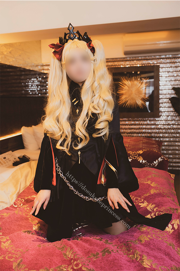 FGOエレシュキガルのコスプレでポーズをとるコスプレイヤー