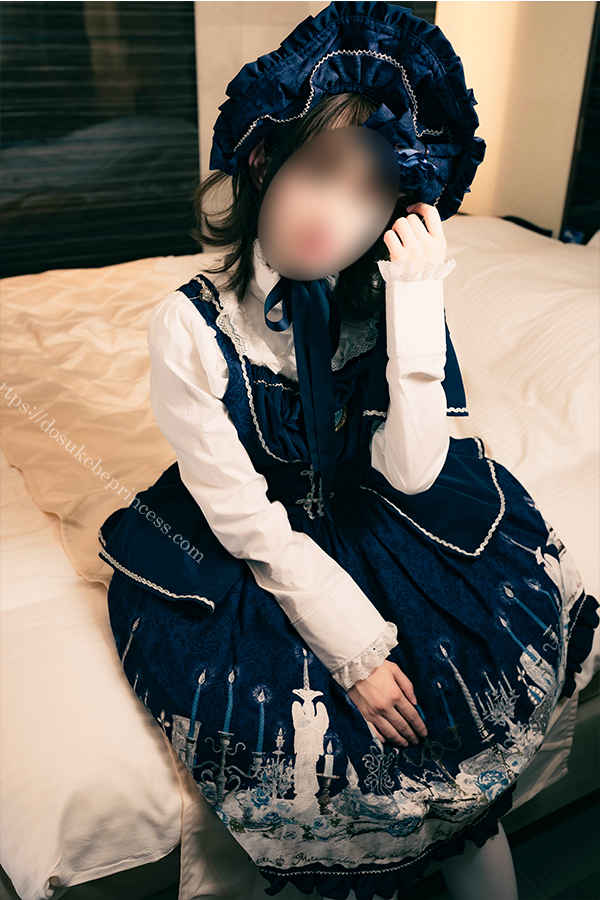 ロリータ服を着てポーズをとる少女