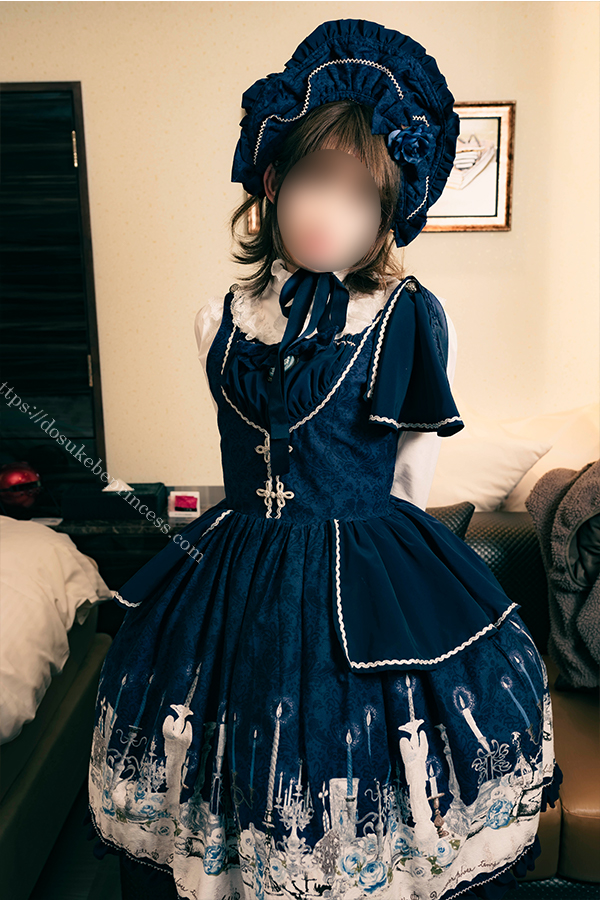 ロリータ服を着てポーズをとる少女