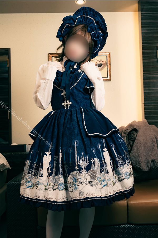 ロリータ服を着てポーズをとる少女