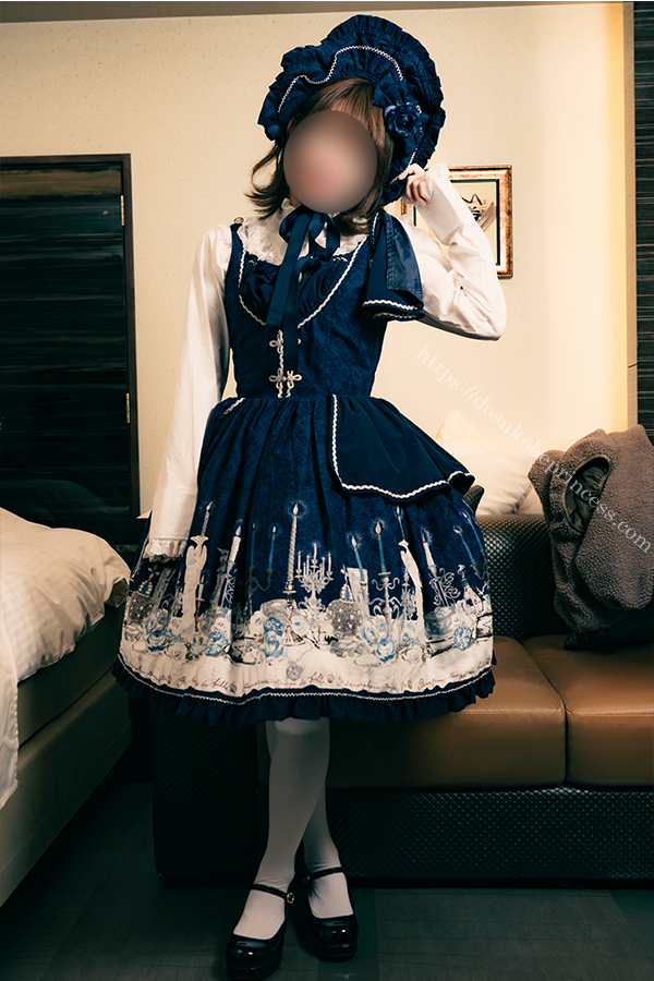 ロリータ服を着てポーズをとる少女