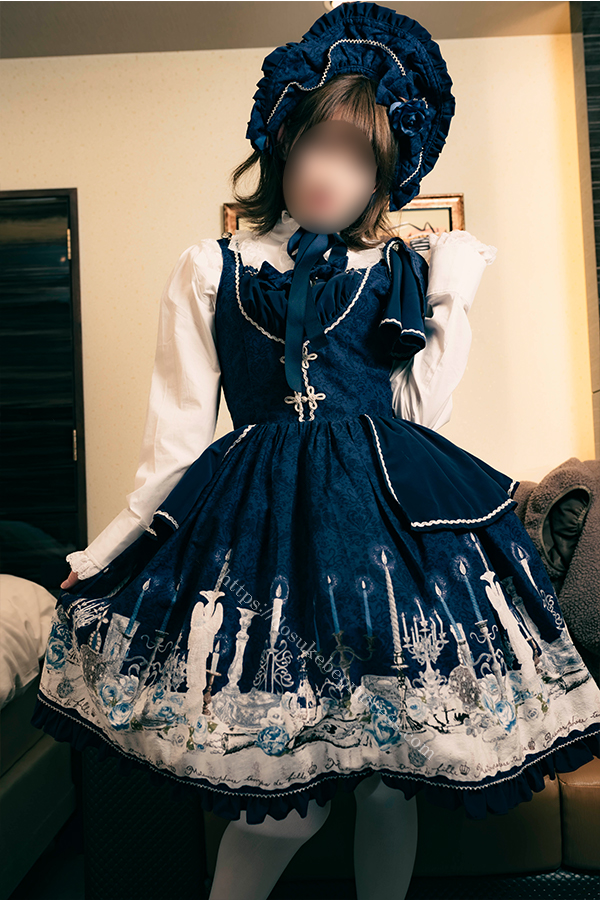 ロリータ服を着てポーズをとる少女