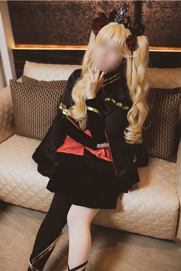 FGOエレシュキガルのコスプレでポーズをとるコスプレイヤー