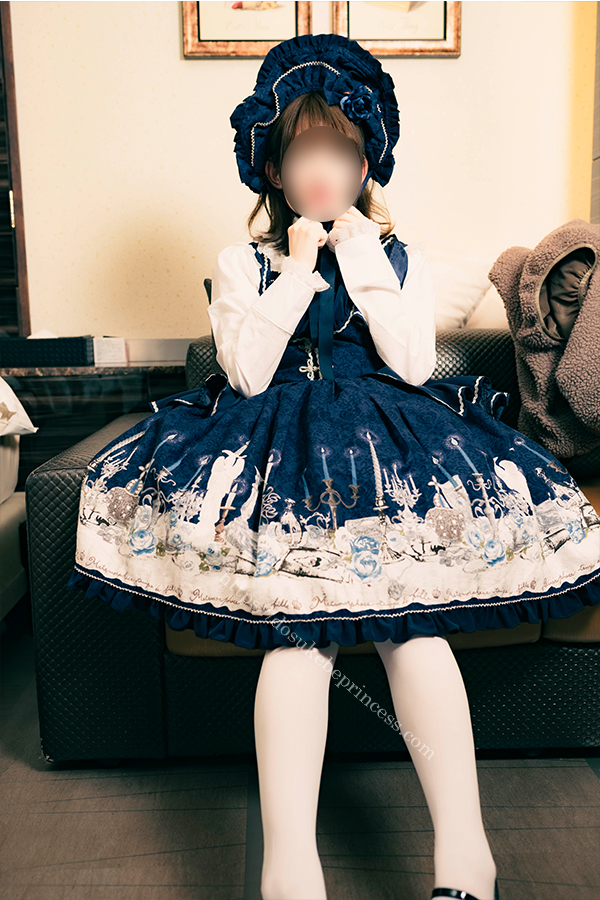 ロリータファッションの服を着てポーズをとる女の子