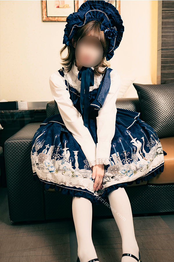 ロリータファッションの服を着てポーズをとる女の子