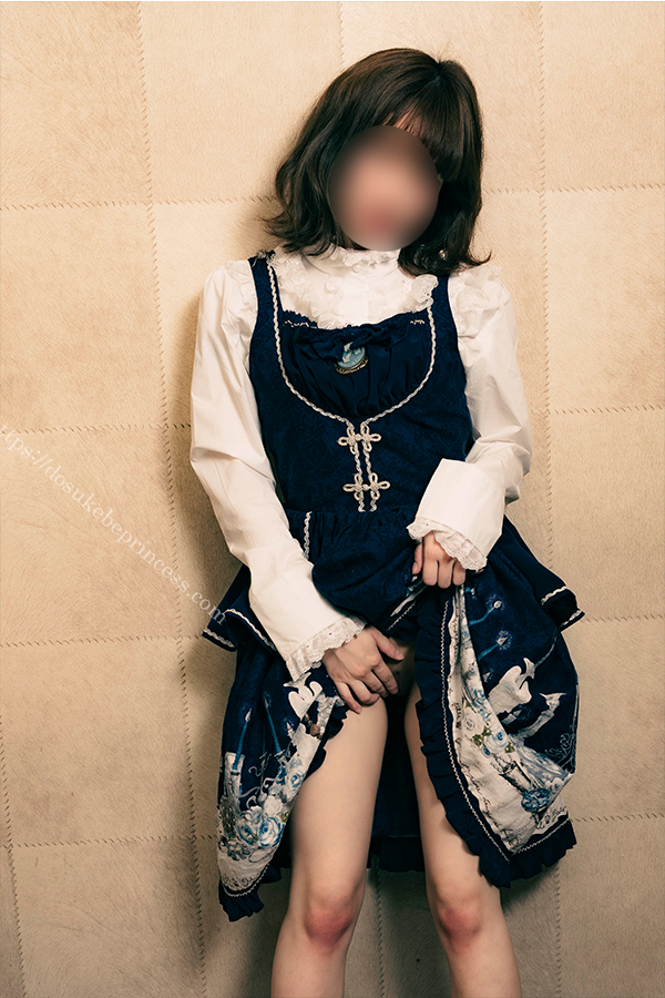 ロリータファッションの服を着てスカートをめくる女の子