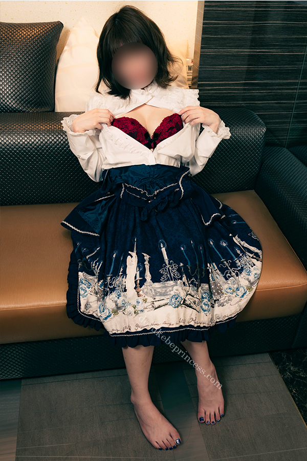 ロリータファッションの服を着てブラジャーを見せる女の子
