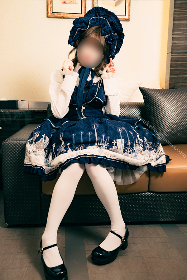 ロリータ服を着てポーズをとる女の子