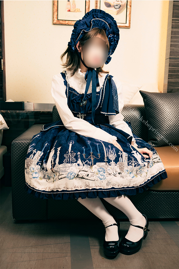 ロリータ服を着てポーズをとる女の子