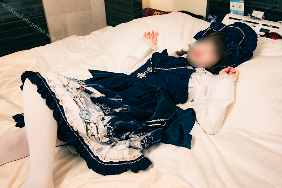 ロリータ服を着てポーズをとる女の子