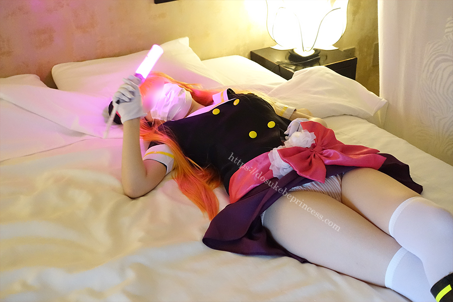 ラブライブ！A-RISE優木あんじゅのコスプレでパンティをみせるコスプレイヤー