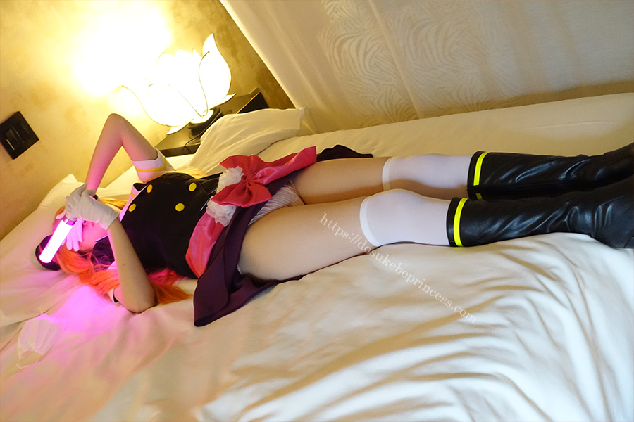 ラブライブ！A-RISE優木あんじゅのコスプレでパンティをみせるコスプレイヤー