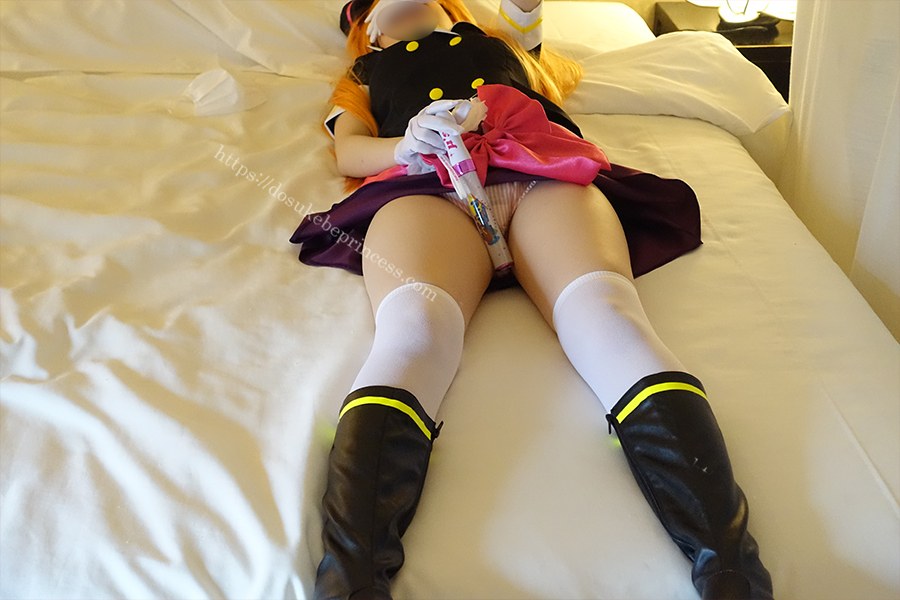 ラブライブ！A-RISE優木あんじゅのコスプレでパンティをみせるコスプレイヤー