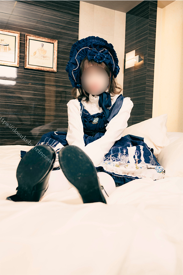 ロリータ服を着てポーズをとる少女