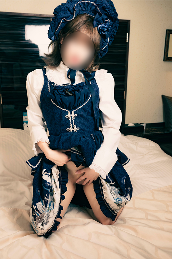 ロリータ服を着て秘所を見せる女の子