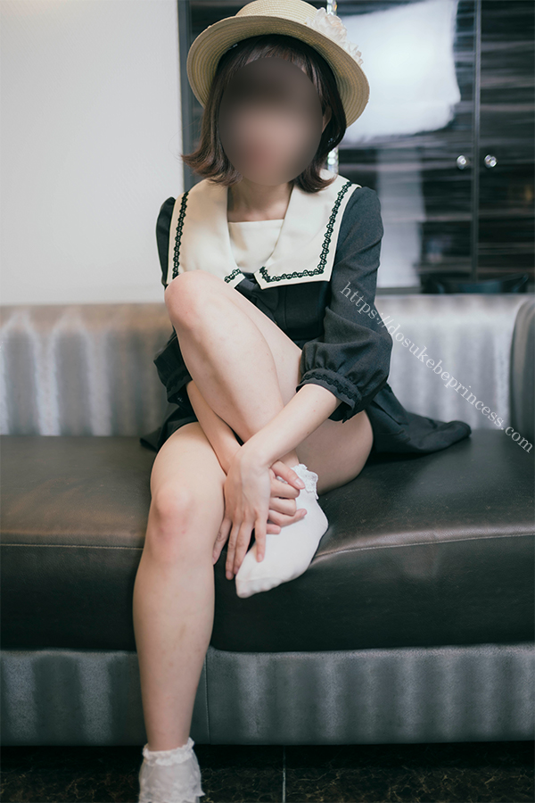 お嬢様風のロリータ服を着てポーズをとる女の子
