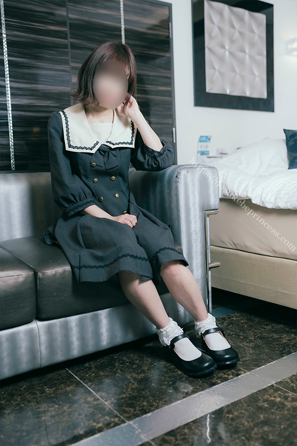お嬢様風のロリータ服でポーズをとる女の子