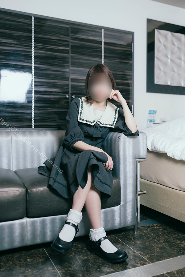 お嬢様風のロリータ服でポーズをとる女の子