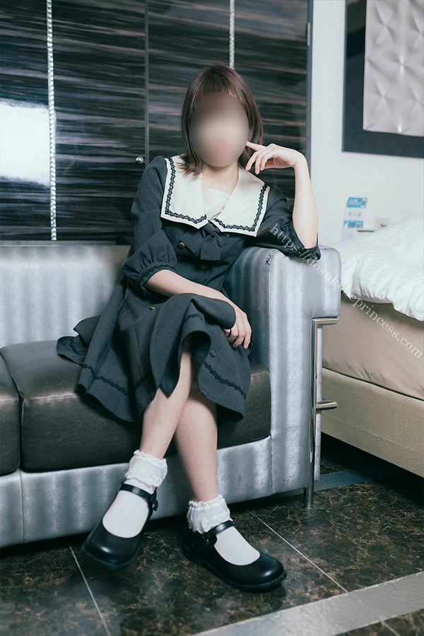 お嬢様風のロリータ服でポーズをとる女の子