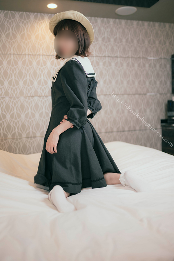 お嬢様風のロリータ服でポーズをとる女の子
