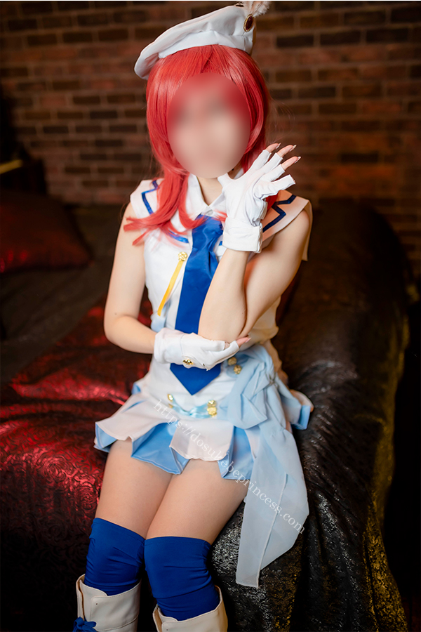 ラブライブ!西木野真姫のコスプレでポーズをとるコスプレイヤー
