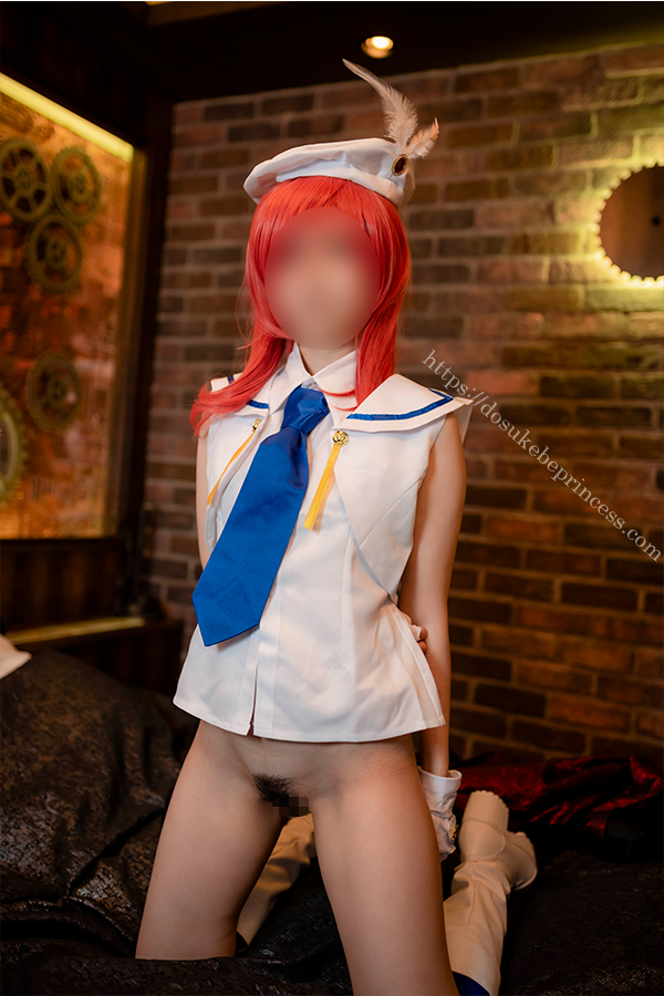 ラブライブ!西木野真姫のコスプレで下半身を丸出しにするコスプレイヤー