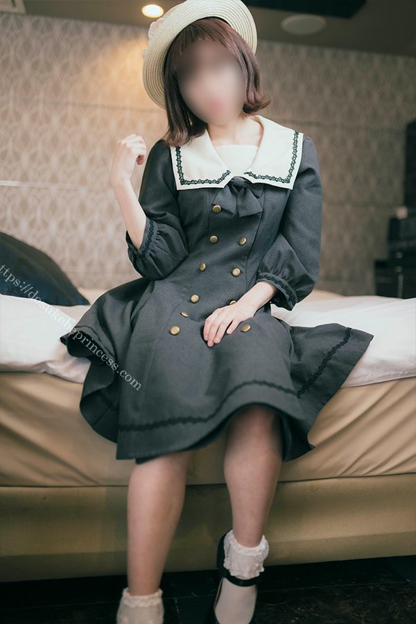 お嬢様風のロリータ服を着てポーズをとる女の子