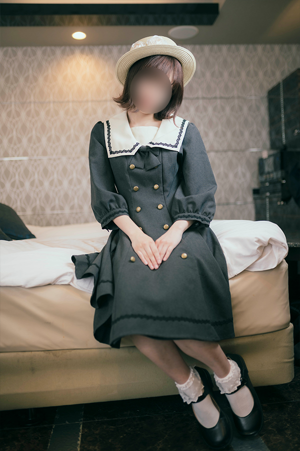 お嬢様風のロリータ服を着てポーズをとる女の子