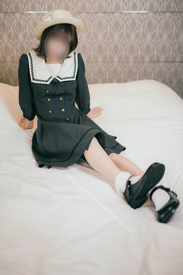 お嬢様風のロリータ服を着てポーズをとる女の子