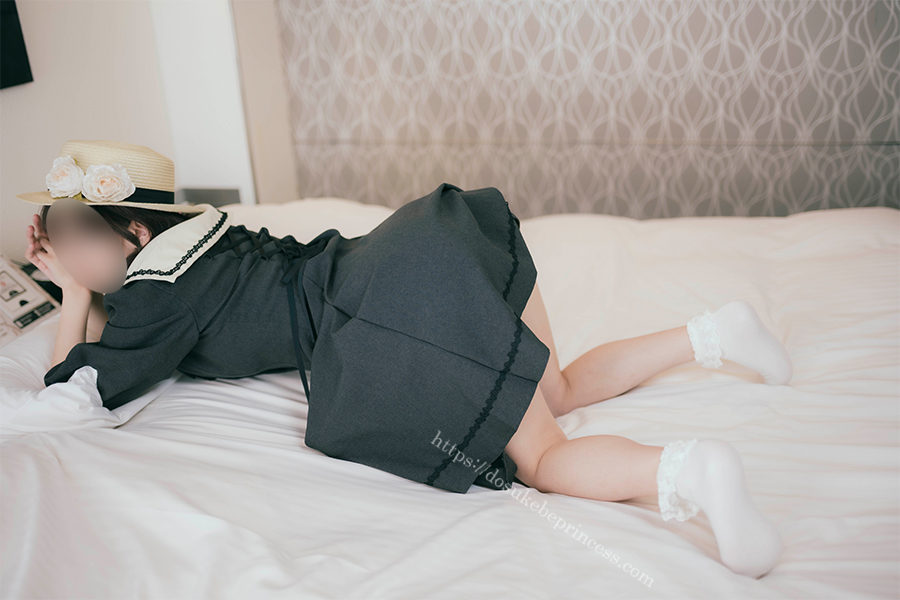 お嬢様風のロリータ服を着てお尻を見せる女の子